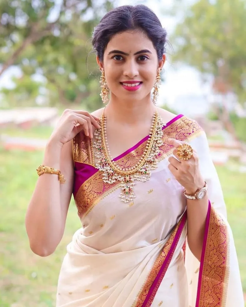 Lissome Off White Soft Silk Saree With Admirable Blouse Piece